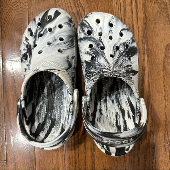 CROCS Junior’s Classic Black and White Marbled Clogs with Straps Sz J4 - Picture 1 of 12